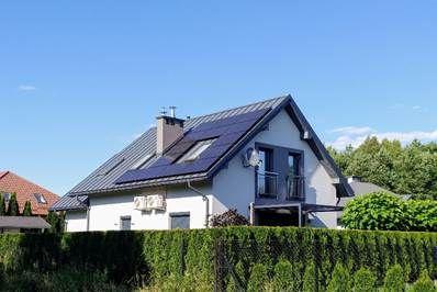 dom z panelami słonecznymi na dachu