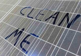 napis Clean Me na panelach słonecznych
